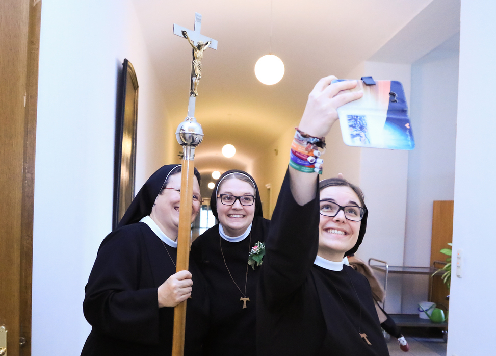 Ordensschwestern machen ein Selfie von sich.